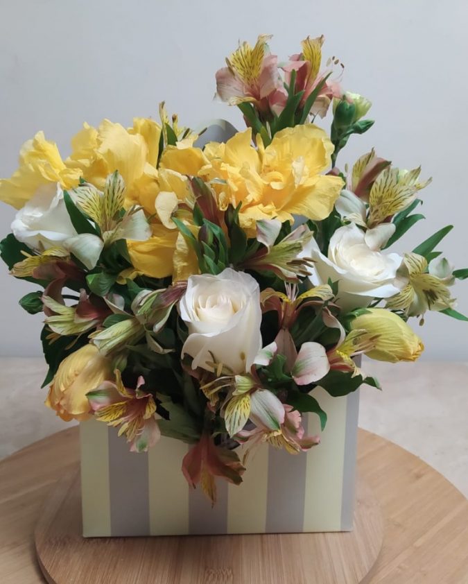 Arreglo florar sobre amarillo con gris