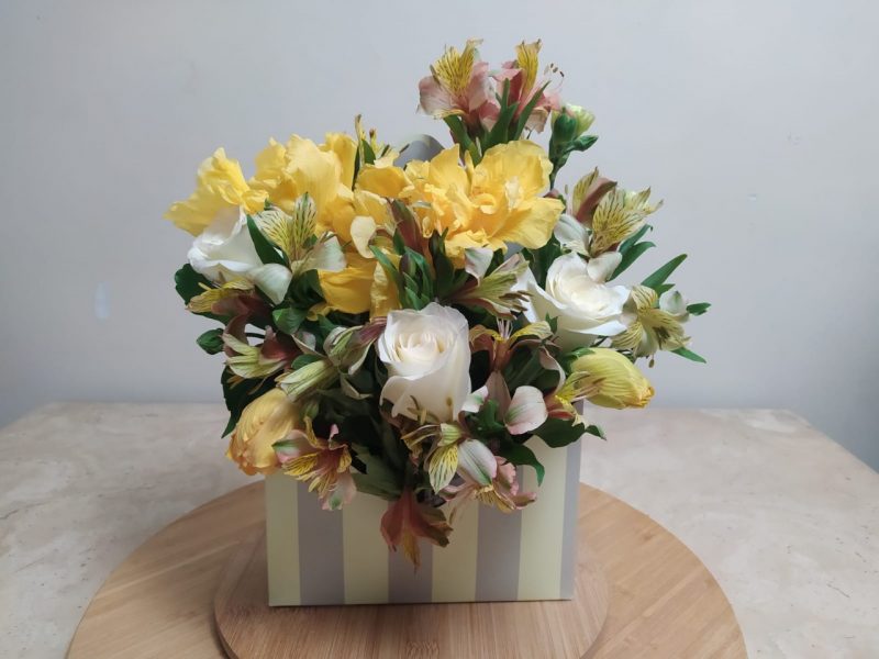 Arreglo florar sobre amarillo con gris
