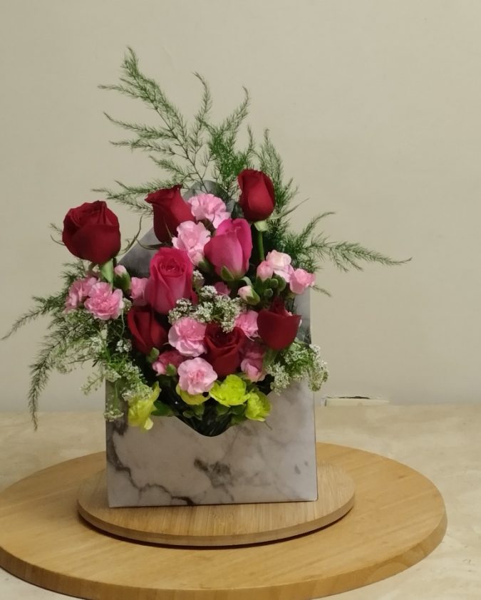 Arreglo florar sobre blanco marmoleado