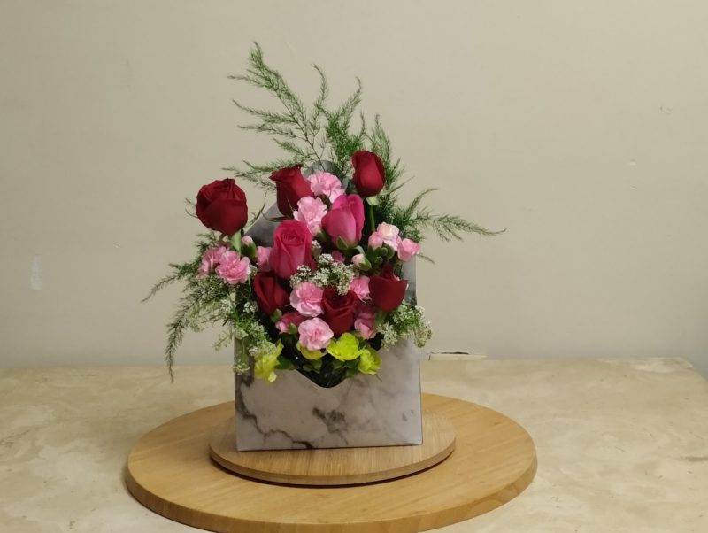 Arreglo florar sobre blanco marmoleado