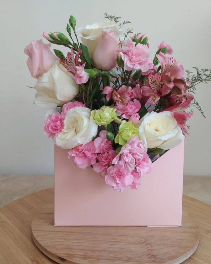Arreglo florar sobre rosa