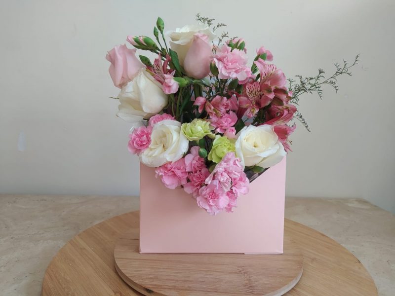 Arreglo florar sobre rosa