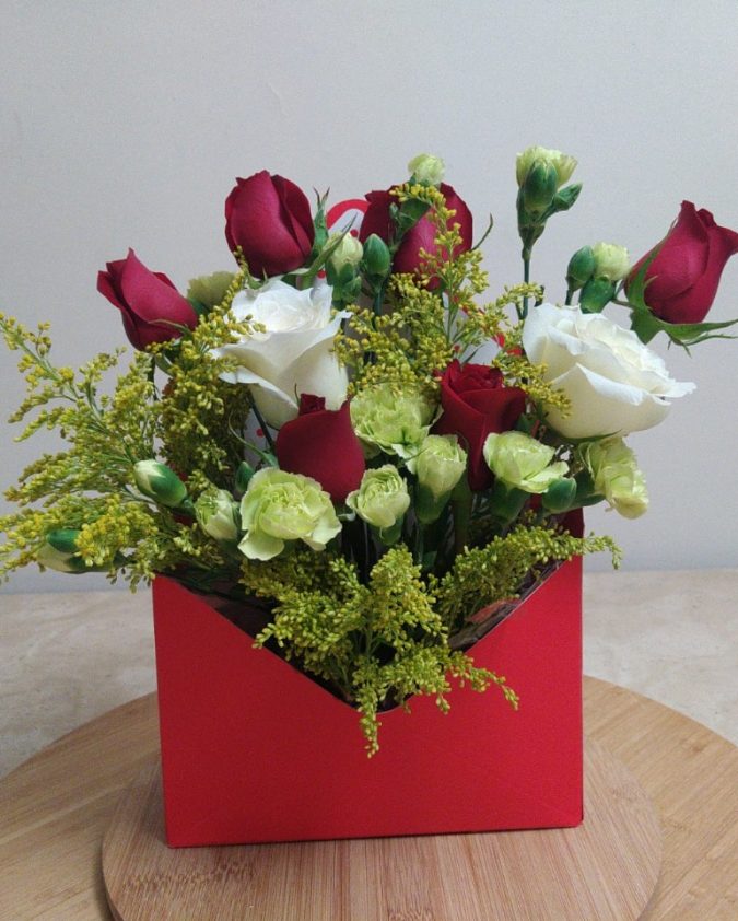 Arreglo florar sobre rojo
