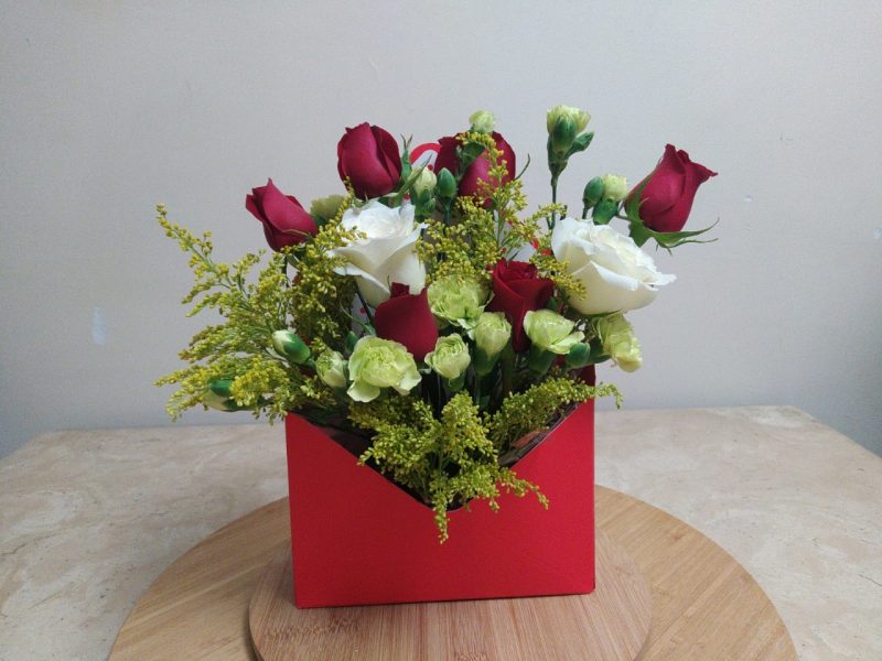 Arreglo florar sobre rojo