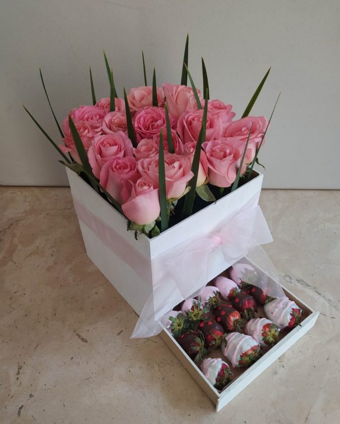 Cubo rosas c/fresas