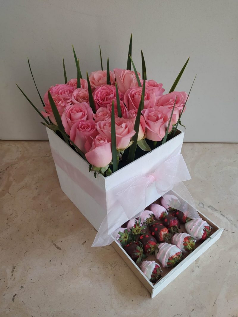 Cubo rosas c/fresas