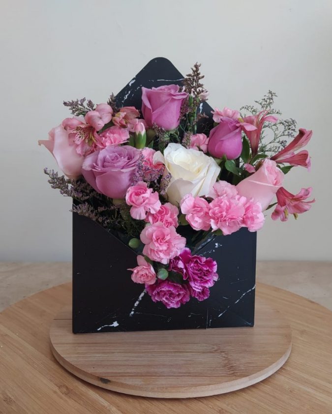 Arreglo florar sobre negro