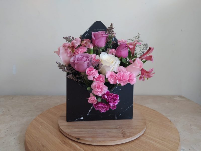 Arreglo florar sobre negro