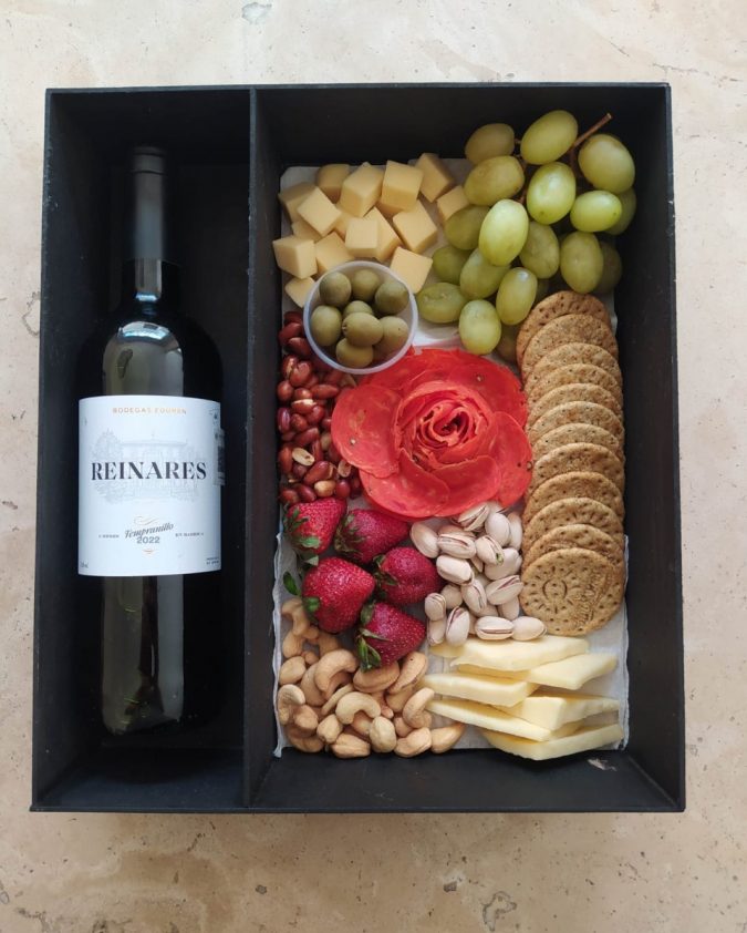 Caja vino tinto c/tabla quesos