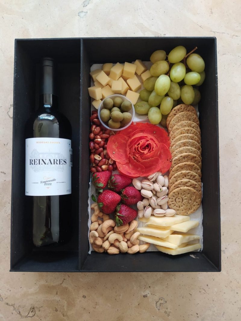 Caja vino tinto c/tabla quesos