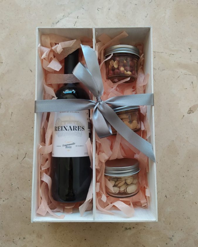Caja vino tinto c/nueces