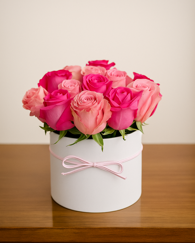 Caja redonda blanca con rosas rosa